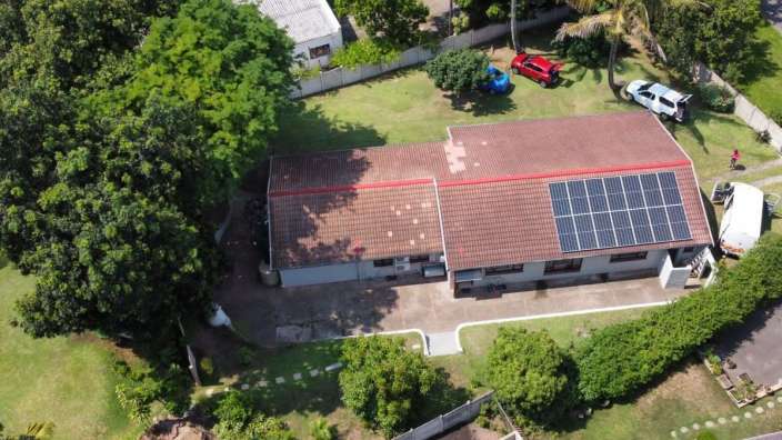 Eine Luftaufnahme eines Hauses mit Sonnenkollektoren auf dem Dach