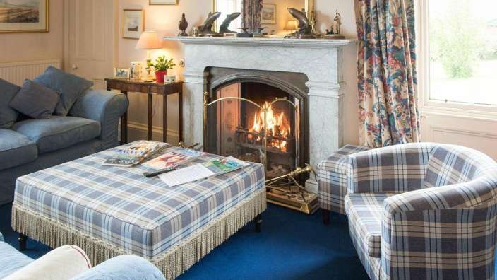 Ein Wohnzimmer mit einem Kamin und zwei Stühlen
