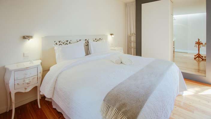 Ein Schlafzimmer mit einem Bett und einem Nachttisch