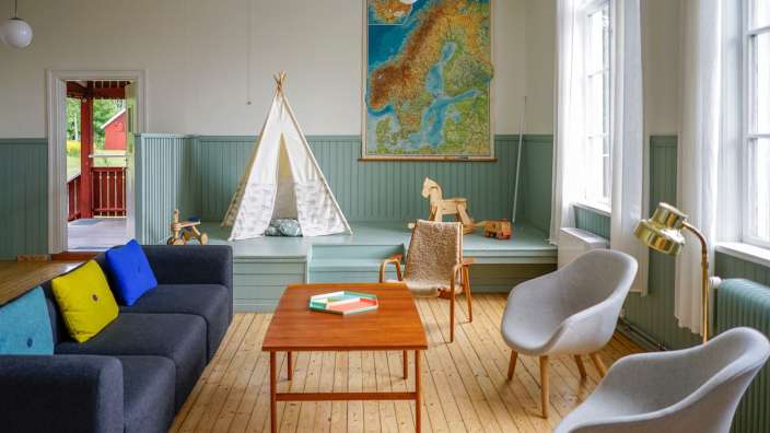 Ein Wohnzimmer mit einer Karte der norwegen an der Wand