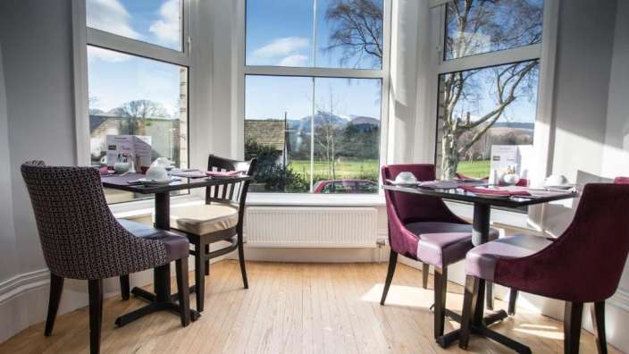 Ein Esszimmer mit Tischen und Stühlen und einem Schild mit der Aufschrift hotel