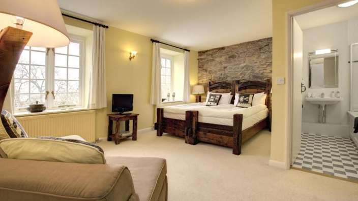 Ein Schlafzimmer mit zwei Betten und einem Fernseher