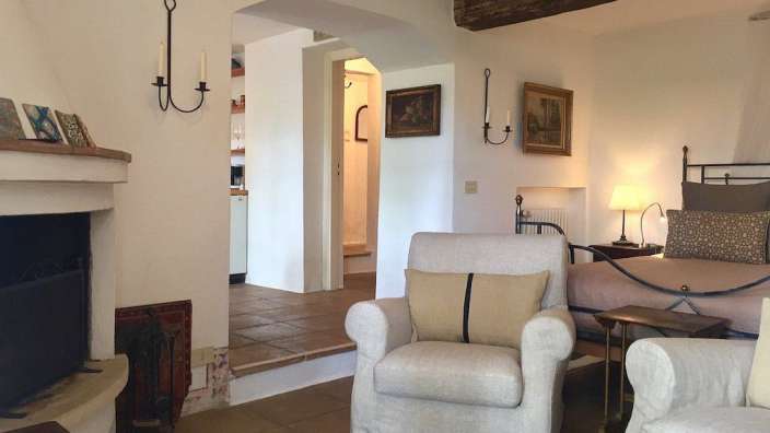 Ein Wohnzimmer mit einem Kamin und einem Stuhl