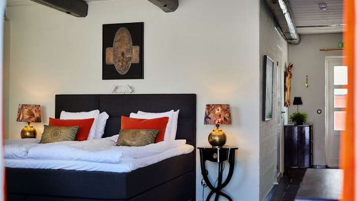 Ein Schlafzimmer mit einem Bett und zwei Lampen