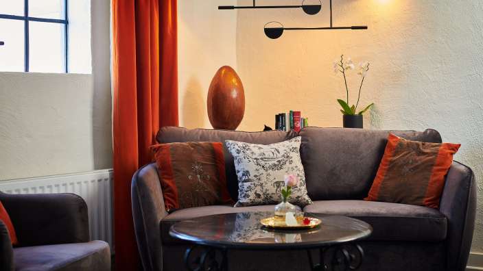 Ein Wohnzimmer mit einer Couch und einem Tisch