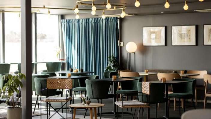 Ein Restaurant mit vielen Tischen und Stühlen