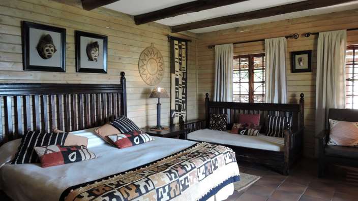 Ein Schlafzimmer mit einem Bett und einem Stuhl