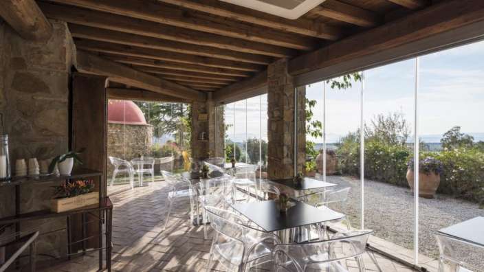 Tische und Stühle in einem Raum mit Glastüren