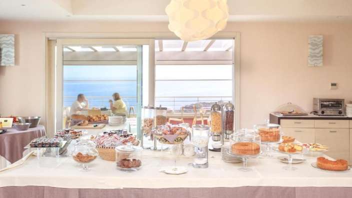 Ein Buffettisch mit vielen verschiedenen Speisen und Getränken