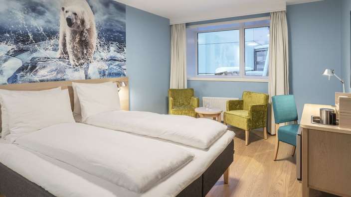 Ein Hotelzimmer mit einem Bild eines Eisbären an der Wand