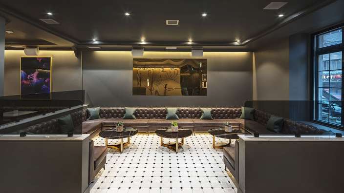 Ein Wohnzimmer mit einer Couch und einem Tisch