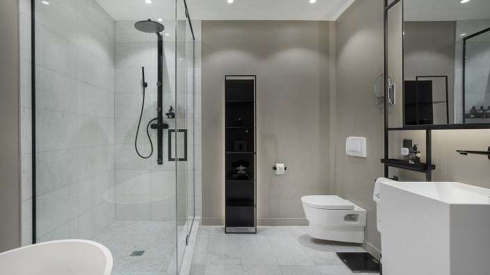 Ein Badezimmer mit einem Waschbecken und einer Toilette