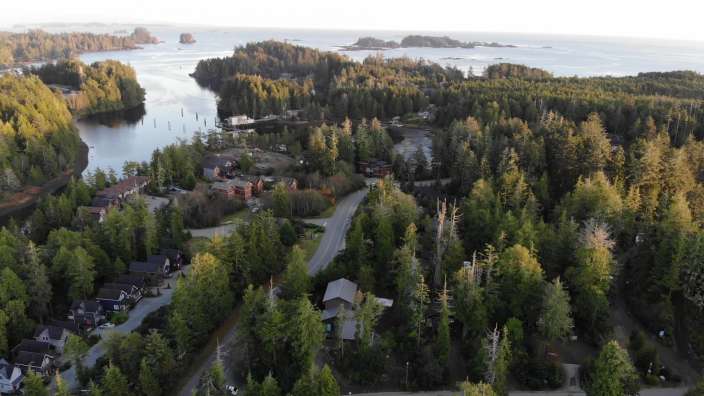 Eine Luftaufnahme eines Dorfes mit Bäumen und einem Fluss