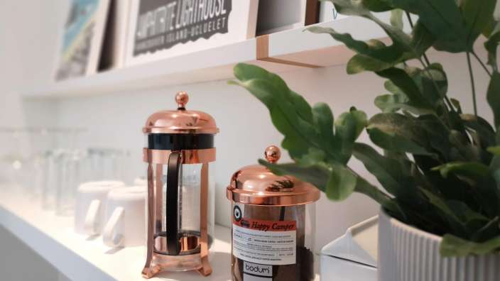 Ein Bodum-Glas mit einem Etikett auf der Seite