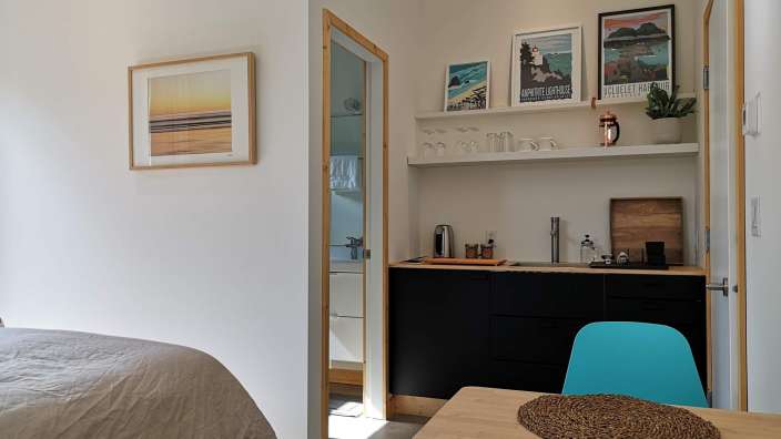 Ein kleines zimmer mit einem tisch und einem stuhl