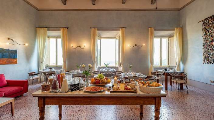 Ein Tisch in einem Esszimmer mit einem Korb mit Obst darauf