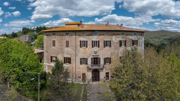 Ein großes Gebäude mit einem Wappen darauf