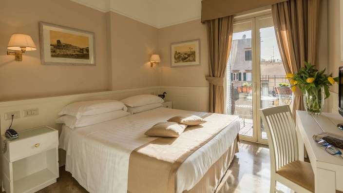 Ein Hotelzimmer mit einem Bett und einem Stuhl