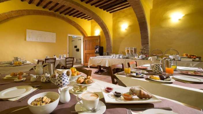 Ein Buffettisch mit vielen Speisen und Getränken