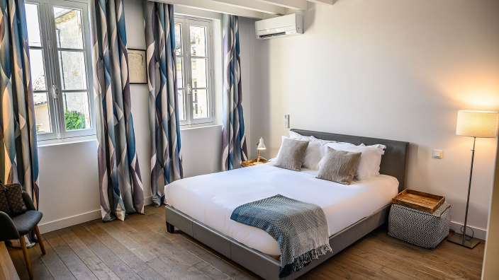 Ein Schlafzimmer mit einem Bett und einer Lampe