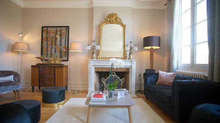 Ein Wohnzimmer mit einem Couchtisch und einem Kamin