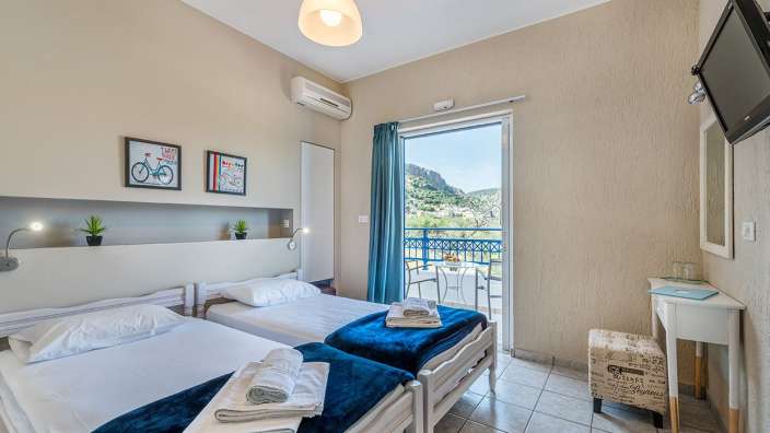 Ein Schlafzimmer mit zwei Betten und einem Fernseher