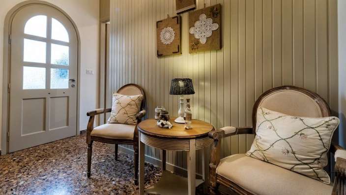 Ein Wohnzimmer mit zwei Stühlen und einem Tisch