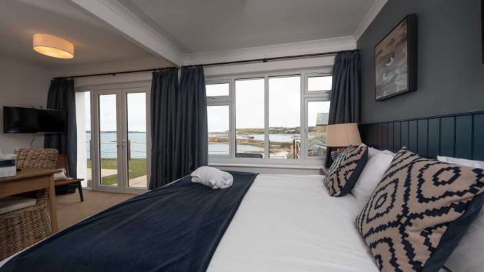 Ein Schlafzimmer mit einem Bett und einem Fernseher