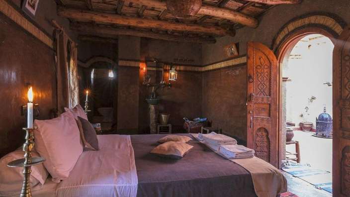 Ein Schlafzimmer mit einem Bett und einer Tür