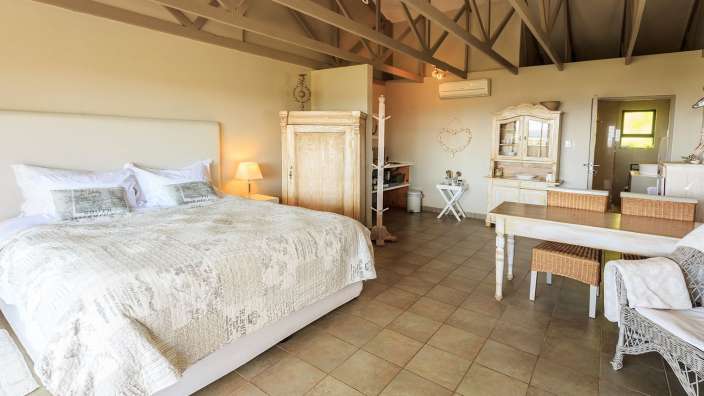 Ein Schlafzimmer mit einem Bett und einem Tisch