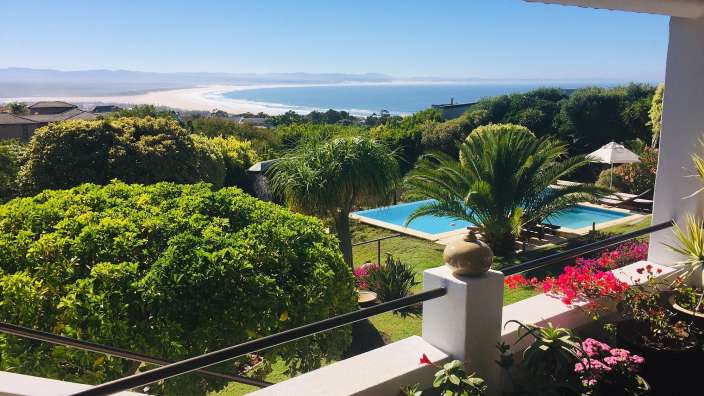 Ein Balkon mit Blick auf einen Pool und das Meer