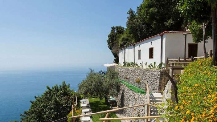 Eine Reihe von Häusern auf einem Hügel mit Blick auf den Ozean