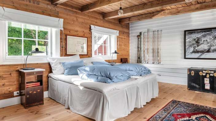 Ein Schlafzimmer mit zwei Betten und einem Bild an der Wand