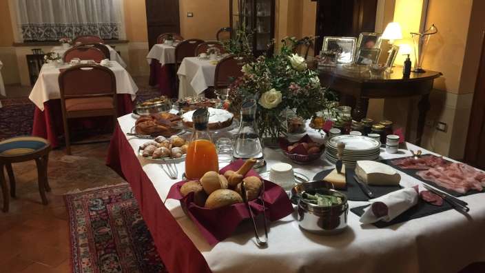 Eine gedeckte Tafel mit Speisen und Getränken, auf der ein Buffet angerichtet ist.