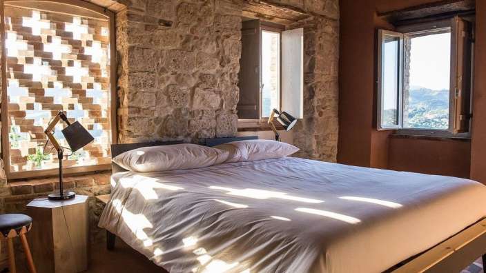 Ein Schlafzimmer mit einem Bett und zwei Lampen