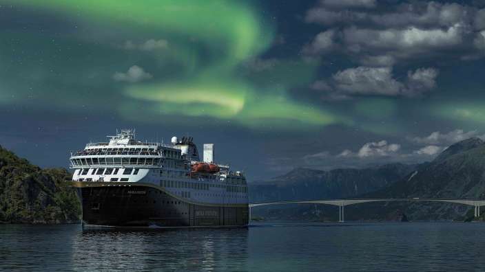 Ein großes Kreuzfahrtschiff fährt durch einen Fjord