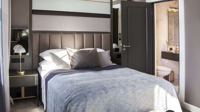 Ein Schlafzimmer mit einem Bett und einem Nachttisch