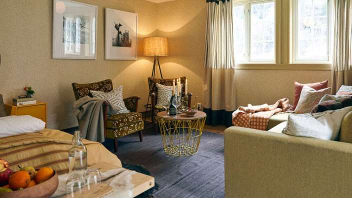 Ein Wohnzimmer mit einem Couchtisch und zwei Stühlen