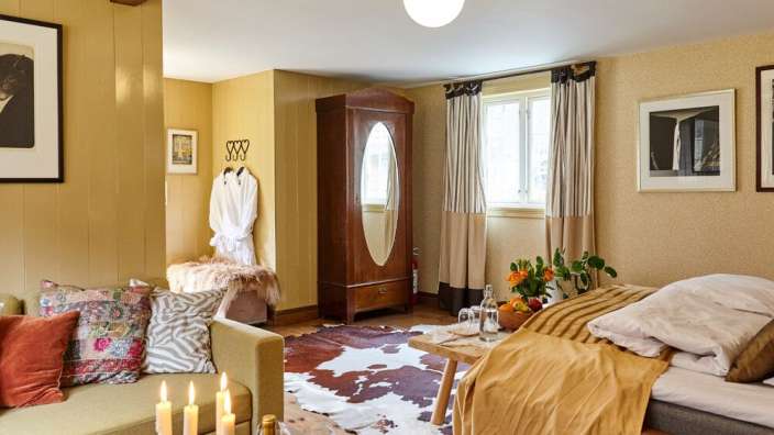 Ein Schlafzimmer mit einem Bett und einem Couchtisch