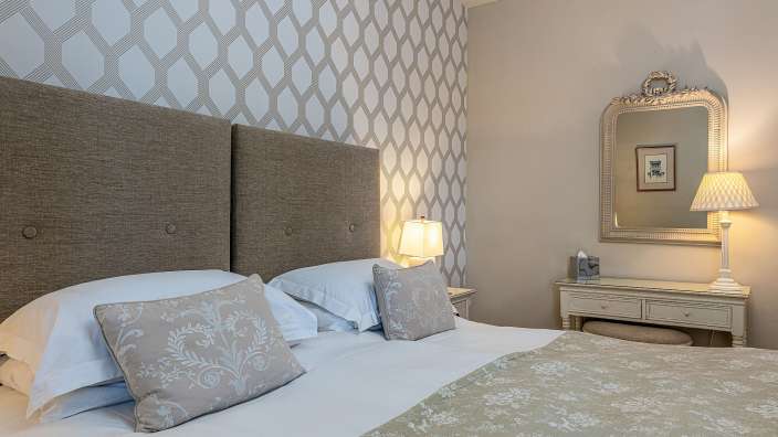 Ein Schlafzimmer mit einem Bett und einem Spiegel