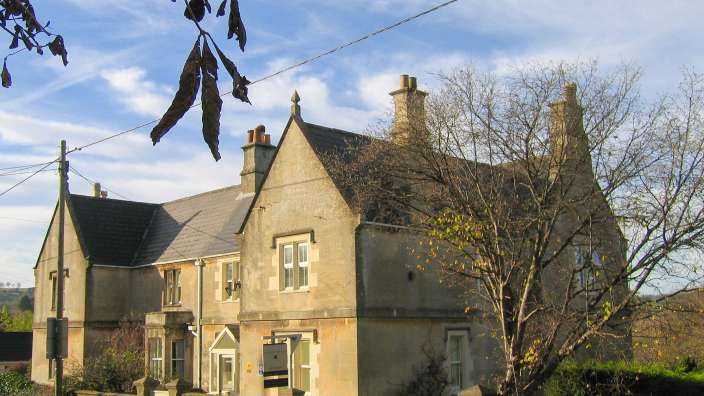 Ein großes Haus mit einem Schild an der Vorderseite