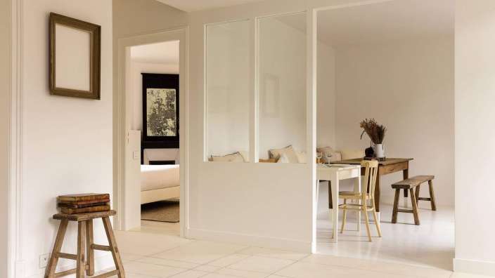 Ein Raum mit weißen Wänden und einem Tisch und Stühlen