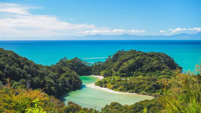 Ein Blick auf den Ozean mit einer kleinen Insel im Vordergrund