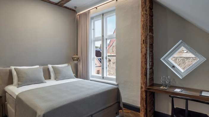 Ein Schlafzimmer mit einem Bett und einem Fenster