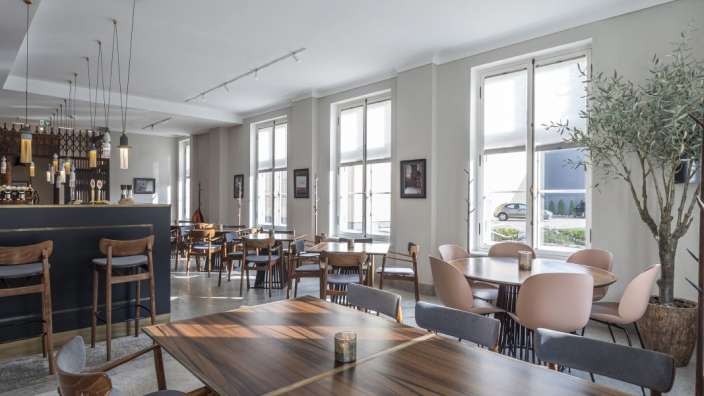 Ein Restaurant mit vielen Tischen und Stühlen