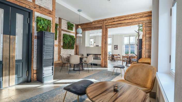 Ein Wohnzimmer mit einem Holztisch und Stühlen