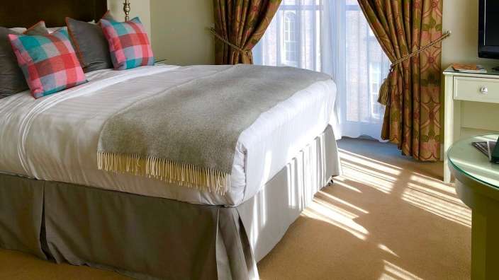 Ein Hotelzimmer mit einem Bett und einem Fernseher