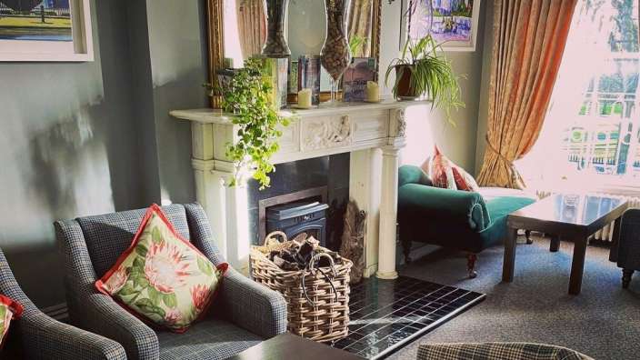 Ein Wohnzimmer mit vielen Möbeln und einem Kamin