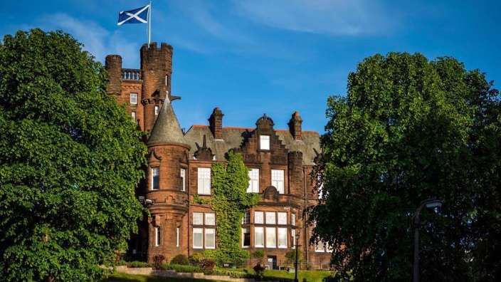 Ein großes Gebäude mit einer blau-weißen Flagge darauf