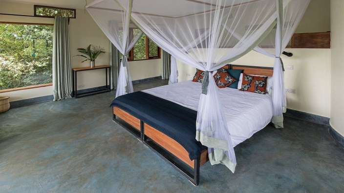 Ein Schlafzimmer mit einem Himmelbett und einem Fenster